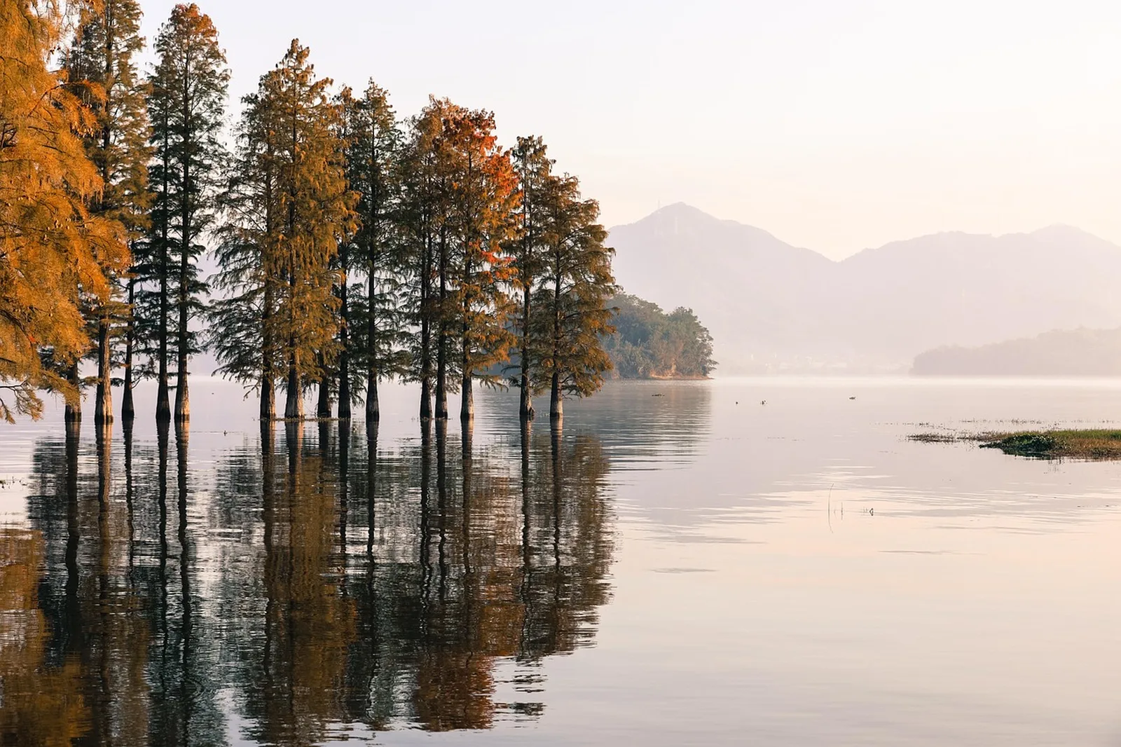 Stille bei Sonnenaufgang am Wasser