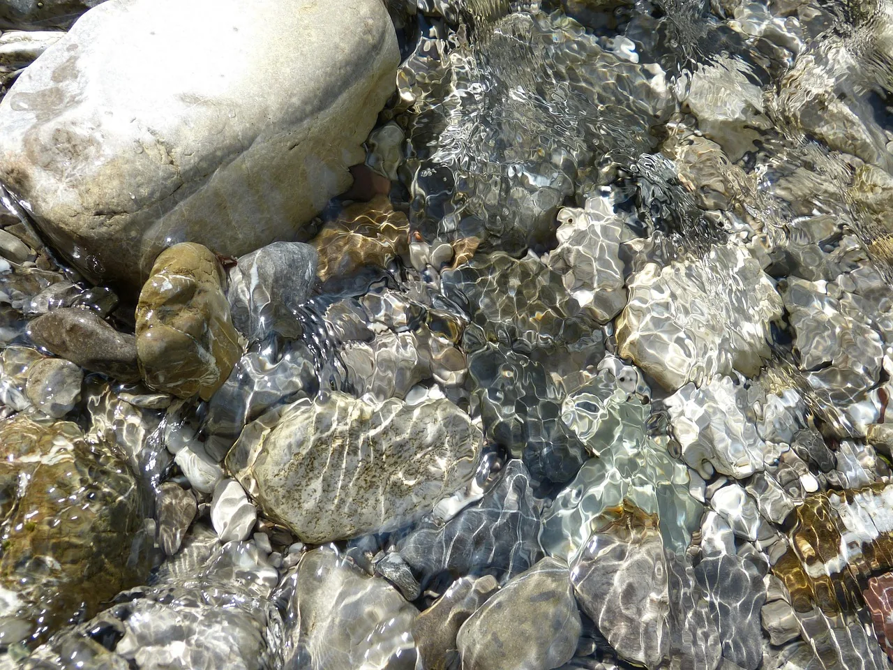 Klares Wasser über hellen Steinen