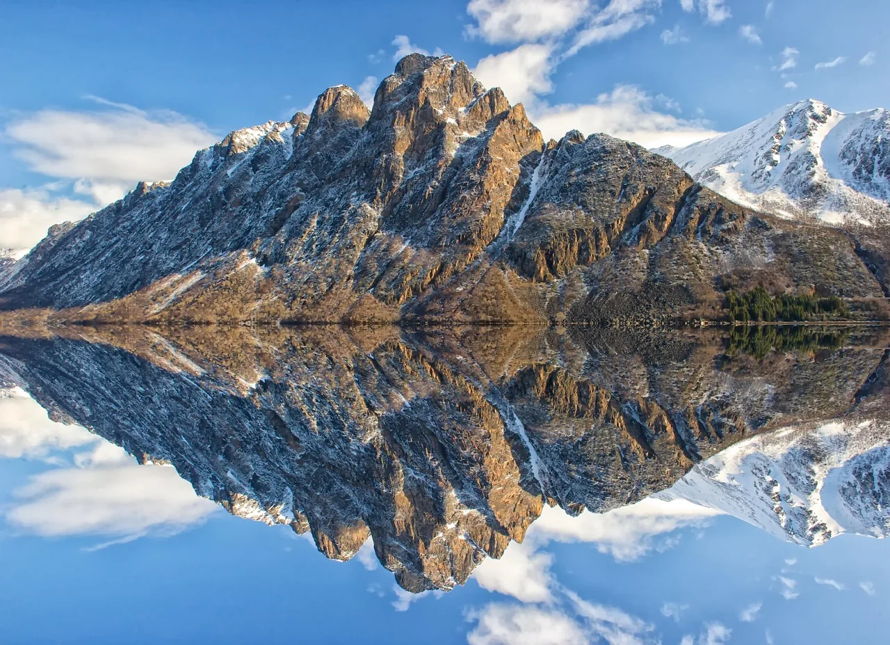 Berg spiegelt sich in einem stillen See
